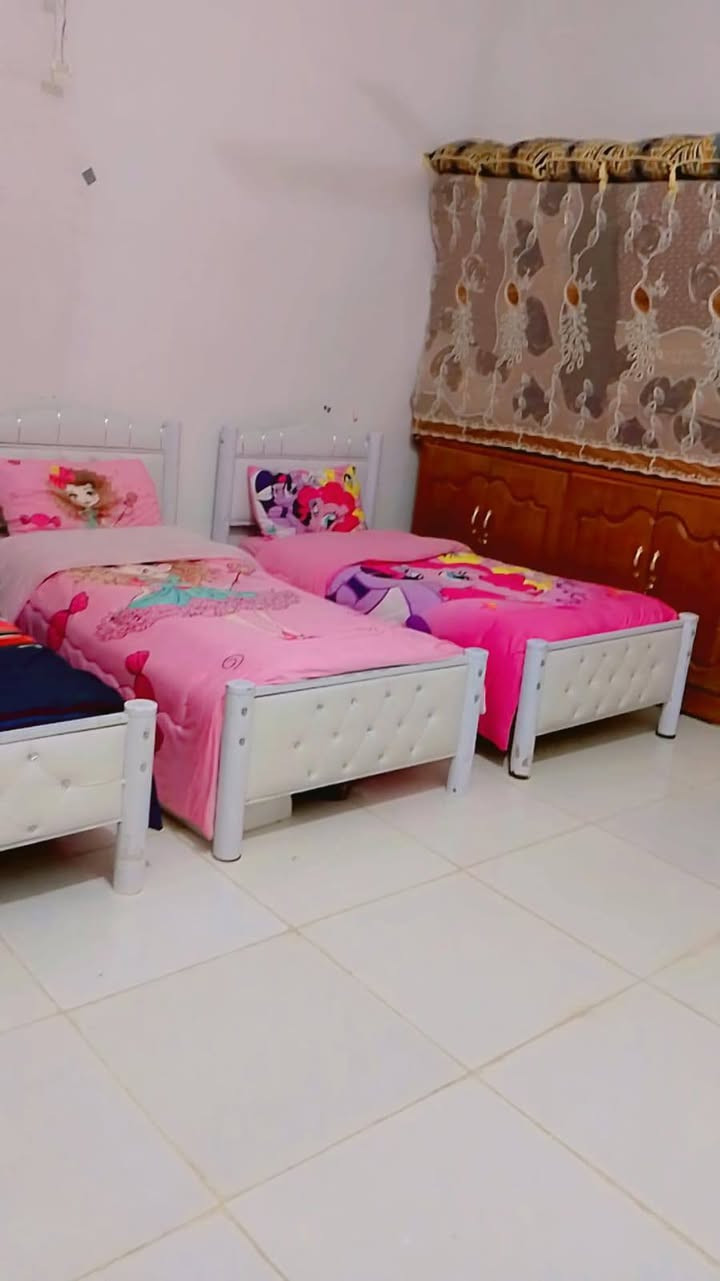 السلام عليكم البيت البيع المساحه 200مطلوب سكان 18 سعر خاص  مكان ناصريه حي الفداء شارع الجوء يم شارع 60 رقم الهاتف ***********
