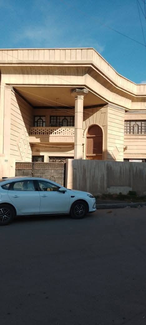 بيت للبيع ركن تجاري على شارعين حي القاهرة الشماسية خلف دور الارامل قرب الشارع العام يبعد 100 متر عن شارع باب المعظم شعب مقابل مطعم القاهرة
مساحة 160 م
طابقين يحتوي الطابق الارضي على صالة 5 *6 وغرفة نوم 4 * 5 ومطبخ حار وبارد  ومناور وحمام + تواليت
الطابق الثاني ثلاث غرف نوم مع صحيات
للاستفسار الاتصال مع صاحب الدار مباشر 
***********
