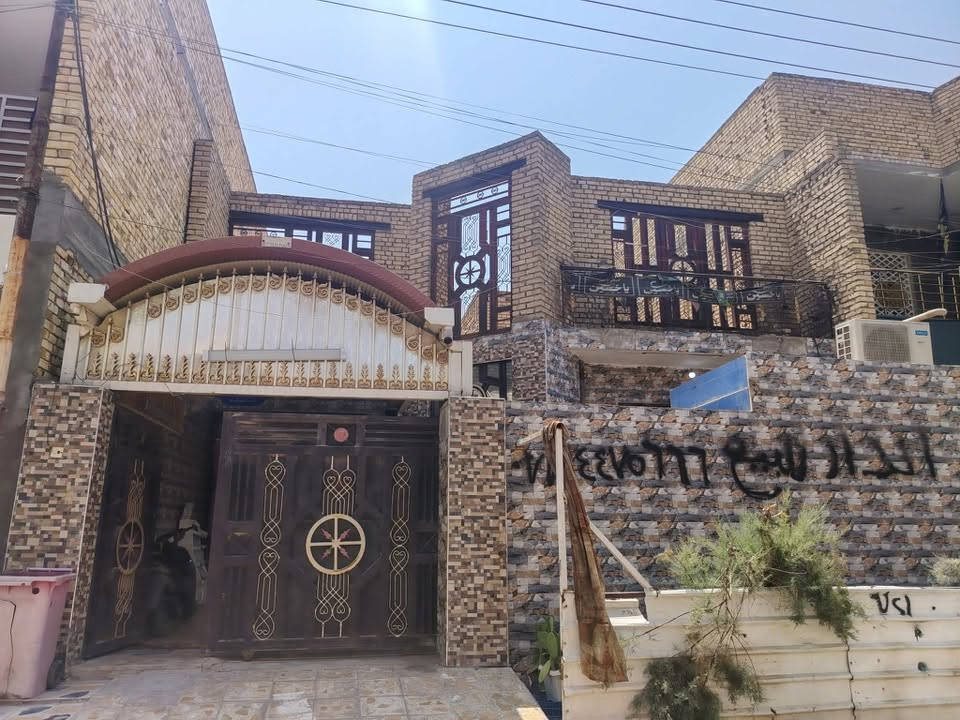 الدار للبيع ٢٠٠ متر حي القاهره الثانيه قرب المستودع السعر ٢٦٠ وبيه مجال للاستفسار الاتصال ع الرقم ***********
