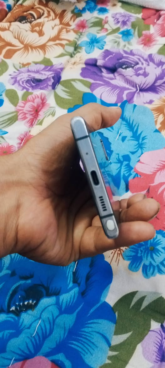 ماعندي توصيل بدون غراض ما داخل تصليح 
فقط بس شراي يجي. وتساب مو شراي لا يجي يراسلني
فقط فطر بل جامه مال كامره نضافه 90 بل 100
اسم جهاز Galaxy Note20 5G امريكي خط واحد 
بصمه بل شاشه سريعه بصمه وجه سريعه 
ذكرته 128 ..رام 12 بوبجي 90فريم سلس 
كامره تخبل بي صوته عالي شحن يوم. كامل يطول 
سعره 225 بي مجال بسيط مراوس حسب قناعه مكاني بغداد حي نصر رقمي ***********
