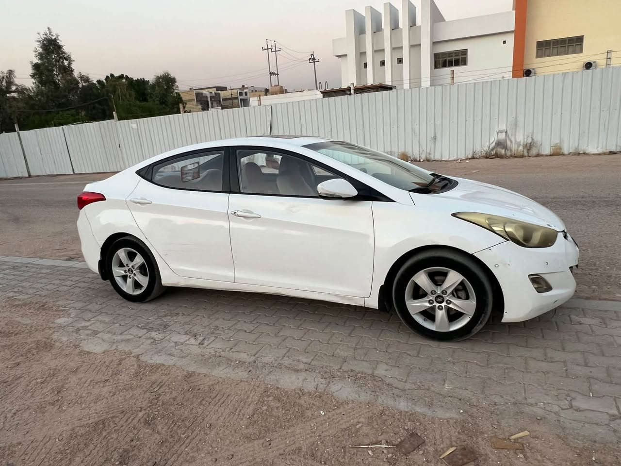 السلام عليكم 
اللنتره 2013  فول مواصفات كفاله عامه ماشيه 300 الف فقط عدا شبر بل باب الخلفي سياره خير من الله واضحه بل صور 
سعرها 110 و بيها مجال بسيط جدا
***********
