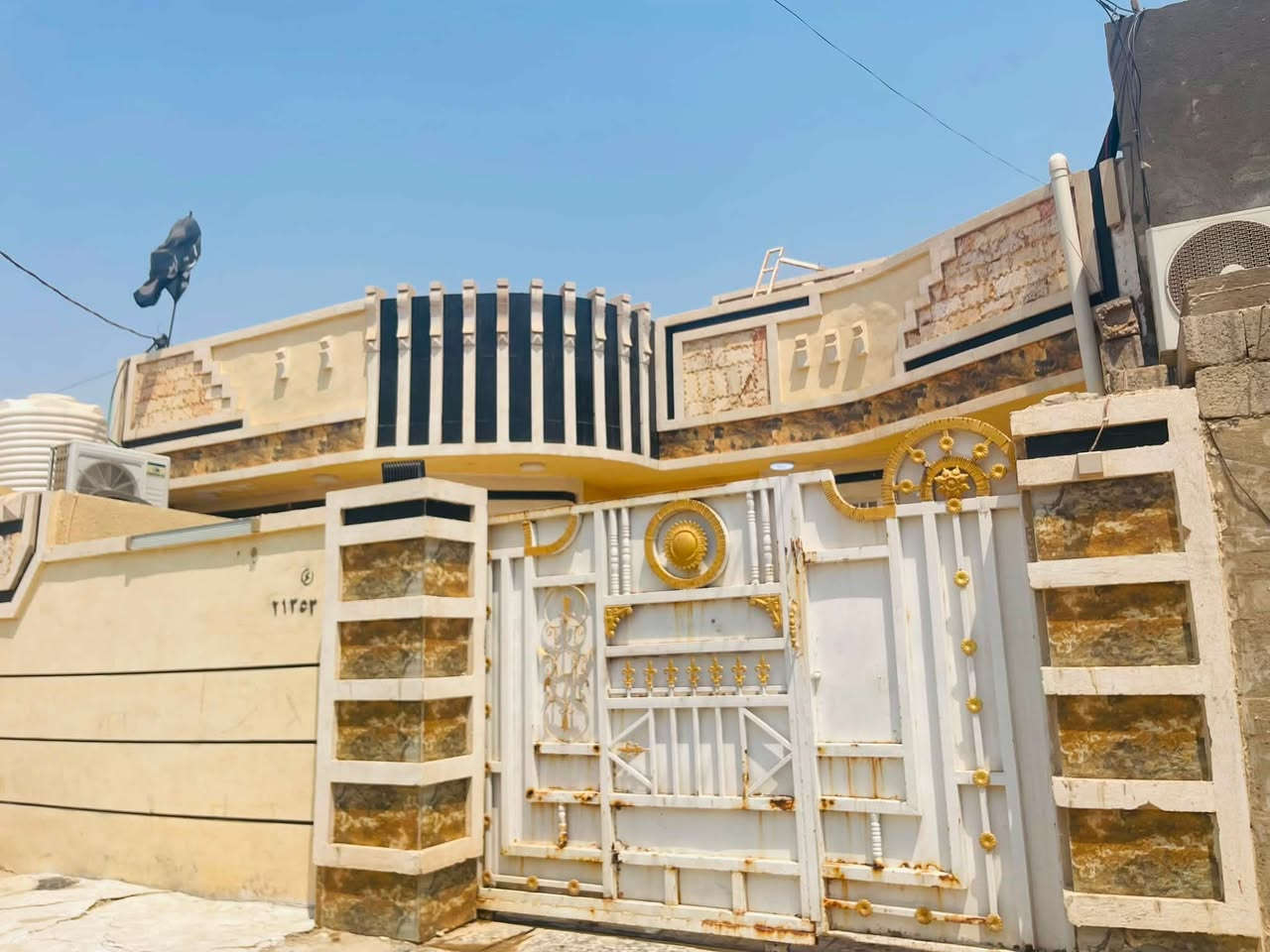 السلام عليكم من رخصه مدير الكروب بيت للبيع مساحته ٢٠٠متر البيت يتكون من أربع غرف واستقبال وصاله ومطبخ وترك وراء البيت البيت قاط ونص تقاطع النهروان منطقه الجوادين قرب القريه النفطيه رابع فرع عن الشارع العام خدمات كامله مي وتبليط كهرباء وسحب ذهبي استفسار على ارقام التأليه ***********/***********
