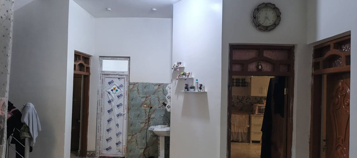 مساحه 200بناء صاله سبع سنوات بيت نضيف كلش استقبال ثنين وصاله وحمام خارجي وداخلي مطبخ وغرفتين ارضيها كلها مرمر سعر 340وبيه مجال مستعجل علئ بيع  موقع موحيه قرب صيدليه جبل رقم الهاتف  *********** بي وتساب
