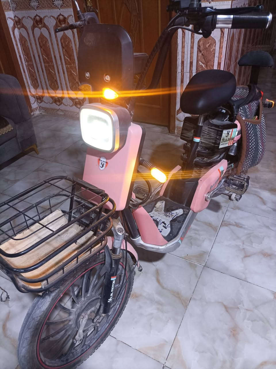 دراجه شحن لبيع دراجه جديده بجيس مكفوله من كلشي نضافه 100/% بطاريه شحن 4بطاريات كهرباء شغاله تجي شوفت عينك اي نقص مابيهه  السعر 450بيه مجال عنوان حله ابو غرق  استفسار اتصال على رقم *********** مامتواجد على فيس اتصل بيك خير ودلل
