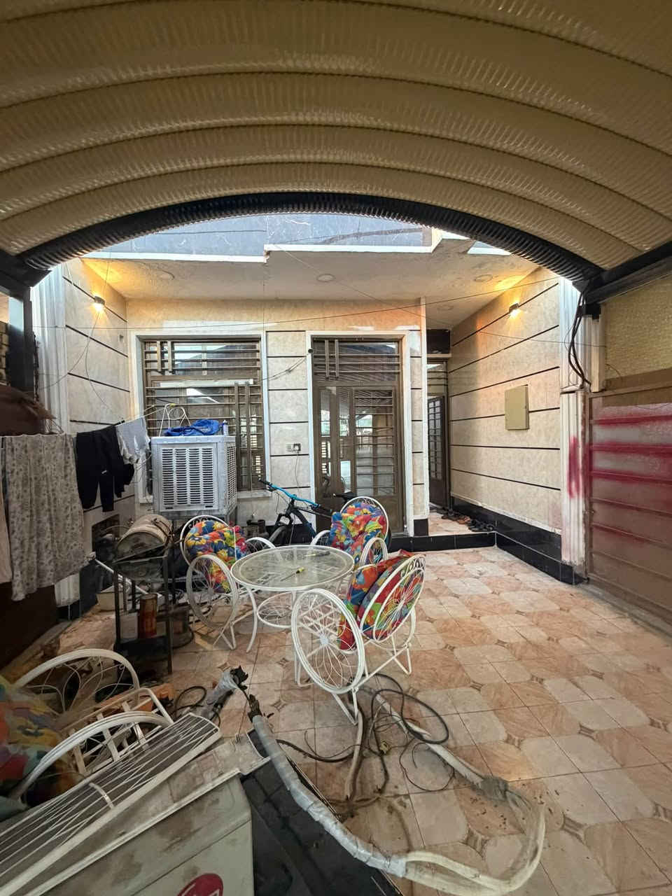 السلام عليكم
للبيع 100 متر طابو صرف واجهة 5 نزال 20 
طابقين بناء حديث نظيف جدا يحتوي على 
كراج يتسع 3 سيارات ، صالة ، مطبخ ، مناور
صحيات 2 ، غرف نوم 3 ، بيتونة ، سطحين
موقع هادئ جدا بغداد منطقة الري 
قرب شارع قطر الندى اضافة الى تشجير 
ملاصق للدار 100 متر على شارع 20 متر
للاستفسار الاتصال على الرقم و متوفر واتساب
***********
