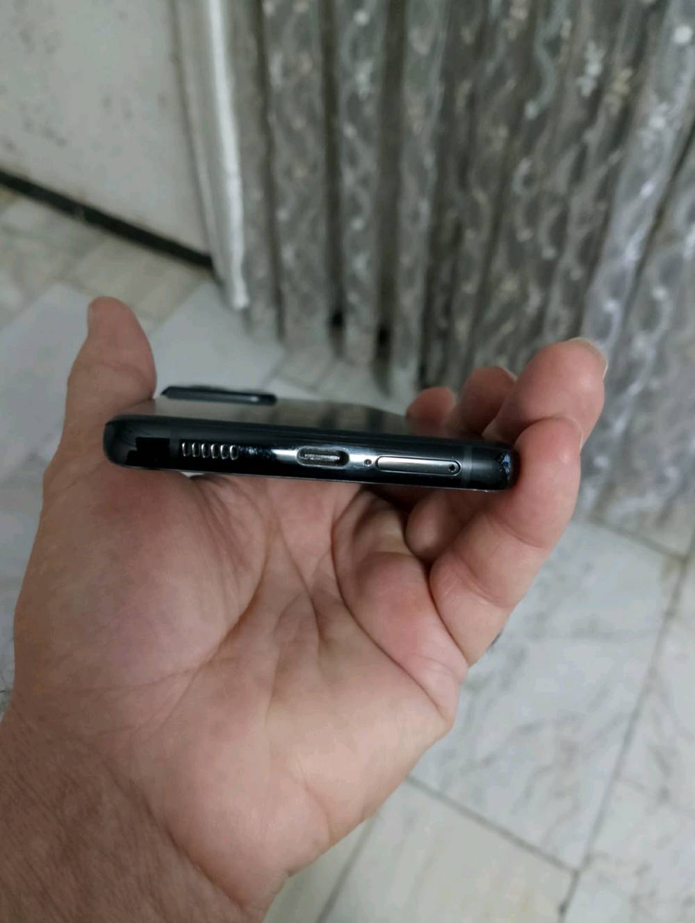 GalaxyS21 Ultra  5G
دبل شريحة ذاكره256/عشوائية 12بس بي كسر بشاشة جوه ما مأثر عل لمس من اول مجبته 
جهاز بلادي ما مفتوح ولا داخل تصليح للبيع لو مراوس بوكو