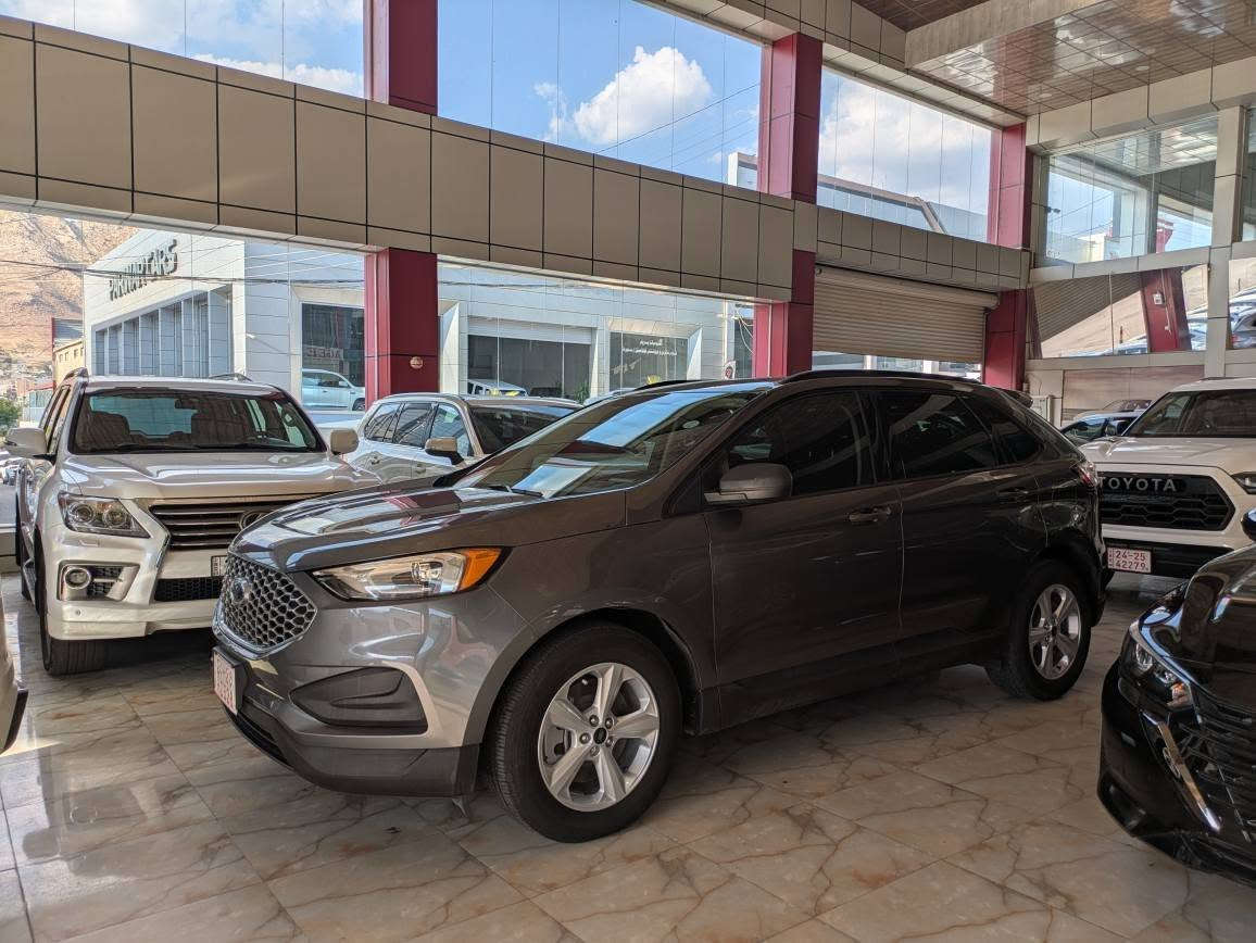 FORD EDGE SE 2024 AWD
​المحرك: 4 سلندر EcoBoost 20 توربو.
نيظام الدفع: AWD 
​الشاشة الترفيهية: شاشة عمودية تعمل بنظام SYNC 4A.
​الاتصال: دعم لاسلكي لنظامي Apple CarPlay و Android Auto.
​المقاعد: قماشية مريحة مع إمكانية تعديل مقعد السائق يدويًا أو كهربائيًا
​نظام التحذير من التصادم الأمامي مع الفرملة التلقائية في الطوارئ.
​نظام الحفاظ على المسار والتحذير عند الخروج منه.
​نظام مراقبة النقطة العمياء (BLIS) والتنبيه لحركة المرور الخلفية.
​كاميرا رؤية خلفية وحساسات ركن خلفية.
​الإضاءة: مصابيح أمامية وخلفية تعمل بتقنية LED.
​المرايا: مرايا جانبية كهربائية .
سيارة بدون ارباك بها جاملغ امامي و باب خلف سائق مبدل بلادى . هلال جاملغ خلفي صبخ موضح بالصور . بند و سقف شويه حالوب خفيف . صفحات سيارة بدون حالوب نهائيا . سيارة بدون رقم تترقم محافظات الاقليم . سيارة موجودة بدهوك . 
سعر 155 
رقم شاصي 
2FMPK4G93RBA58020
رقم موبايل *********** دهوك, العراق
