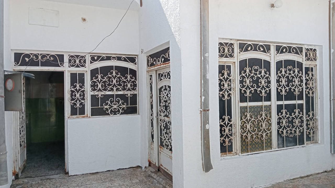 دار للبيع المساحه 130 متر طابو صرف المكان منطقه العوفيه قرب متوسطة حجر أبن عدي ومدرسه الغدير البناء عكاده طابوق درجه اولى سنه البناء 2014 طارمه كبيره تتسع لكراج سياره وحديقة استقبال كبير مطبخ صاله غرفه منور صحيات داخليه وخارجيه درج حديد القاط الثاني  صاله مفتوحه فقط بيهه مخزن وغرفه عوزهه قليل تكمل  السطح كامل البيت بأسمي لا مطلوب ولا محجوز انطيك صافي الكهرباء والماء عليه حاليا بيه مؤجر السعر 95 للاستفسار الاتصال على الرقم ***********
