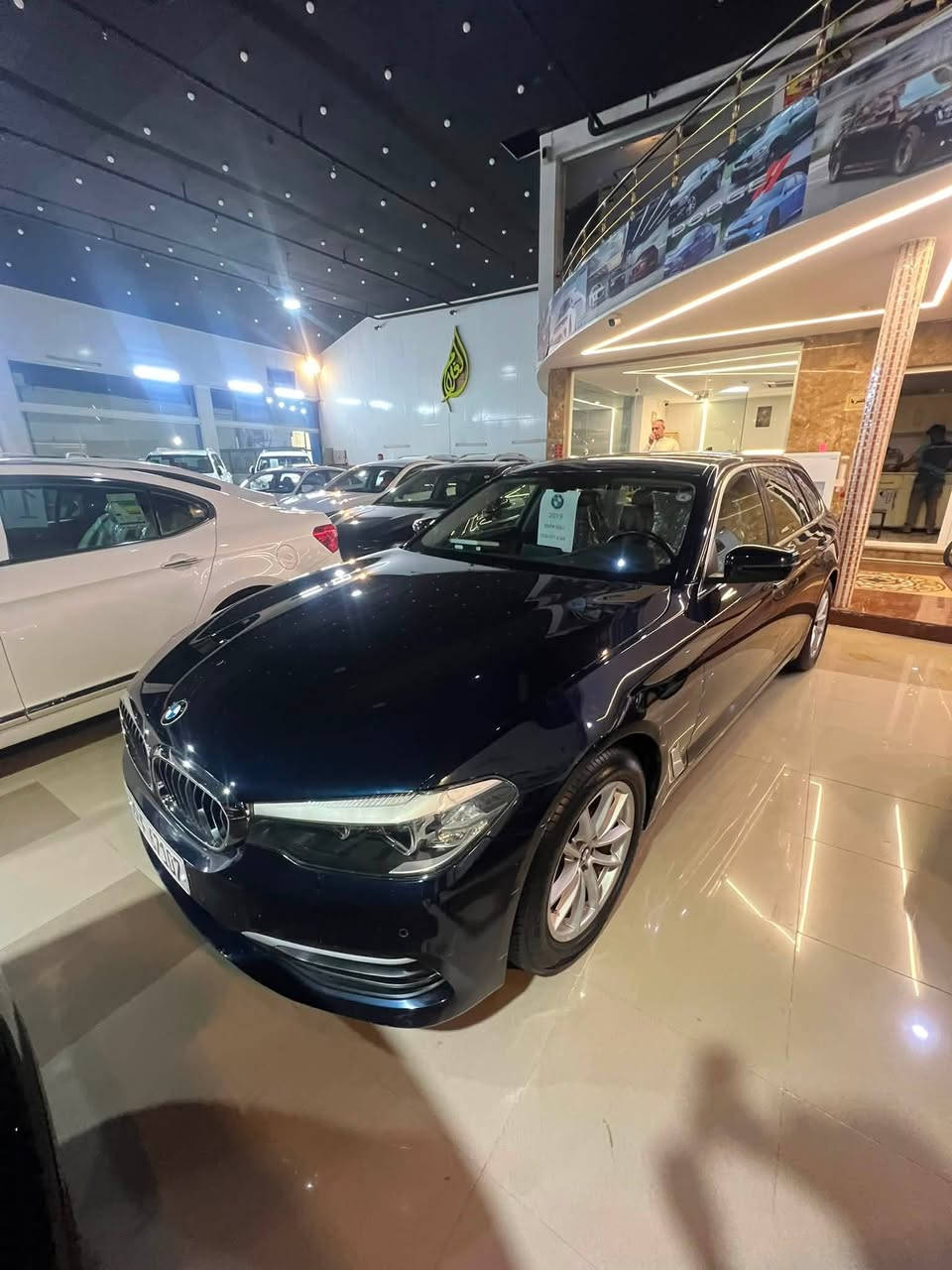 السلام عليكم للبيع BMWموديل 2019 520i ستيشن وليس صندوك السياره ماشية 190 ميل سياره علة وضع الشركة كلين تايتل بدون قطرة صبغ سونار موجود خاص ودلل بيه فقط بارد بالهلال شوية الأمامي مال سايق والخلفي علة كد إصبعين ا بإصبعين سياره تبريد منفصل معروف مال بي ام حماوة ابد ماكو السياره مال جناي مو بياع شراي سنوية باسمي رقم أربيل تحويل ثاني يوم  تاخذه تترحملي العمر كله السعر 145 وبيه مجال للشراي والجاد العنوان بغداد المنصور *********** متوازي عالبيع بسبب ظروف

