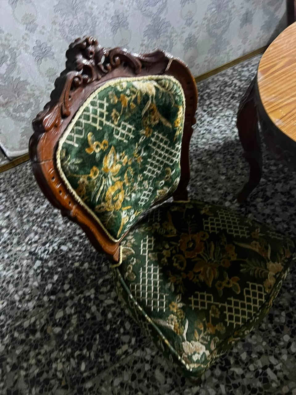 سلام عليكم مياز او طاوله طعام حجم كبير ملكيه ام التاج وعدد كراسي سته 6كراسي طول طاوله تقريبن 2متر العنوان بغداد الشعب سعر 350وبيهة مجال للطيبين ملاحضه بيهة ضرر بصيط موضح بل صوره رقم ***********
