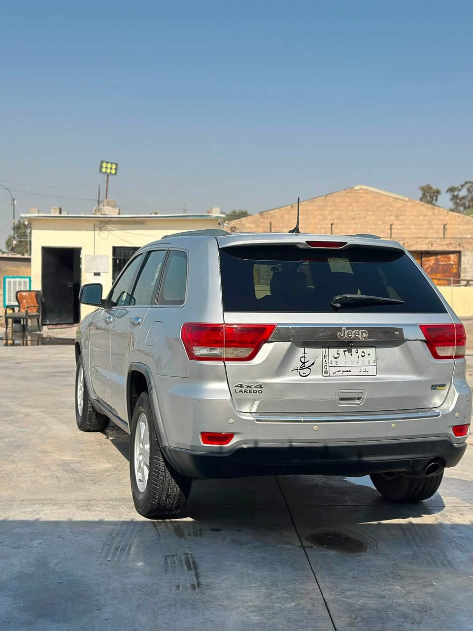 جيب لاريدو ٢٠١١ للبيع  وارد أمريكي. وسوناره موجود كدامك مكينت السياره ٣٦٠٠فار ويل 4x4 سياره جاهزه من تاير من كير من حداديه  العنوان بابل قضاء جبله السعر ١٤٠وبيه مجال رقم الهاتف ***********
