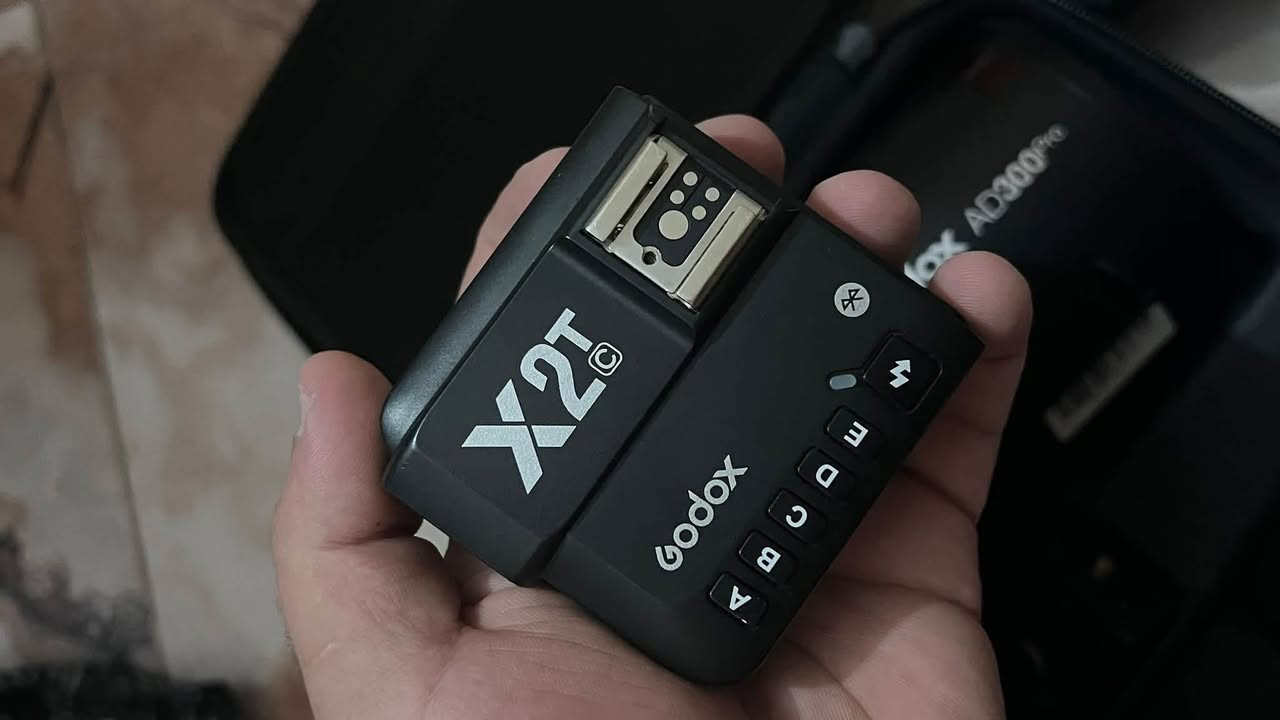 AD300pro • عدسة ٨٥ ١.٨ كانون • حساس كانون