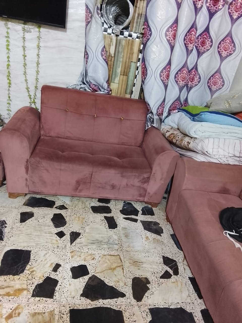 سلام عليكم تخم 5 مقاعد اظافه الى كراسي 2 وميز شاشا للبيع 100الف مستعجل على بيعتهن مكان حي الجهاد الامانه رقم الهاتف 
***********
