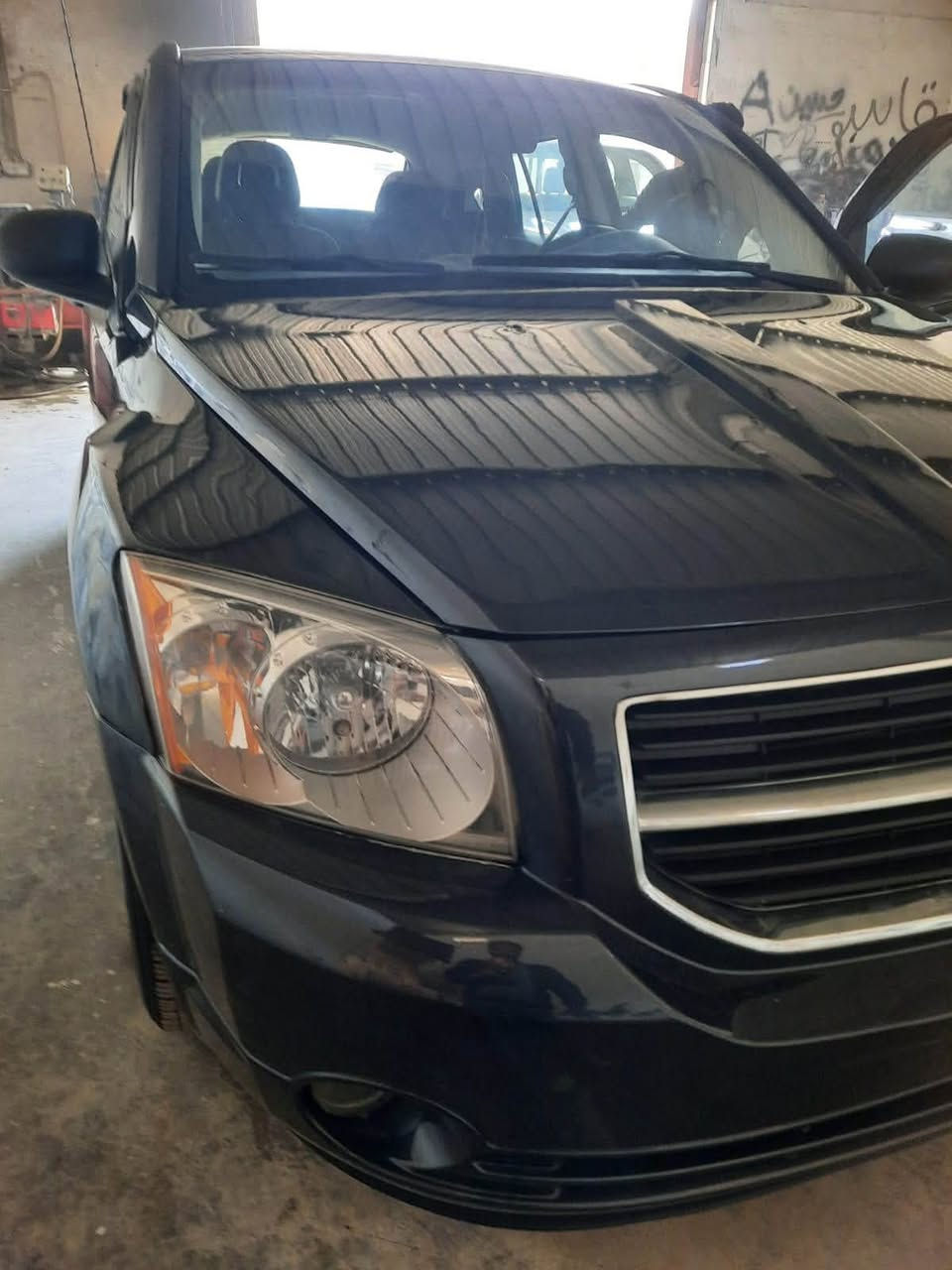 السلام عليكم  للبيع او مراوس 
سعر 55$
دوج كاليبر ٢٠٠٧ رقم بغداد سيارة جاهزة 
مكينه الفين مكفولة
كير مكفول
تبريد شغال وكله جديد فريز وراديتر
كمبريسر ميكانيكي
تاير تخم جيد
شاشه وكاميرا
بيها صبغ حزام ومعجون فقط باب الي ورا الصدر وهلالات الجاملغ
دعاميه مال ٢٠١١ ام البلوجكترات 
كهربائيات كامله 
باسمي مكانها بغداد
واتس اب ***********
