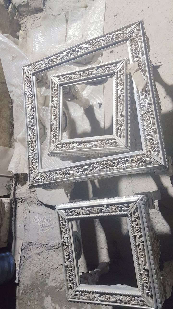 سيت طبلات مودرن 
1وسطيه 
2تقديم 
الوجه جام ثخين مضلل 
العدد قليل 
التواصل ***********

نص مكتوب في الصور:
- CapCut Ai