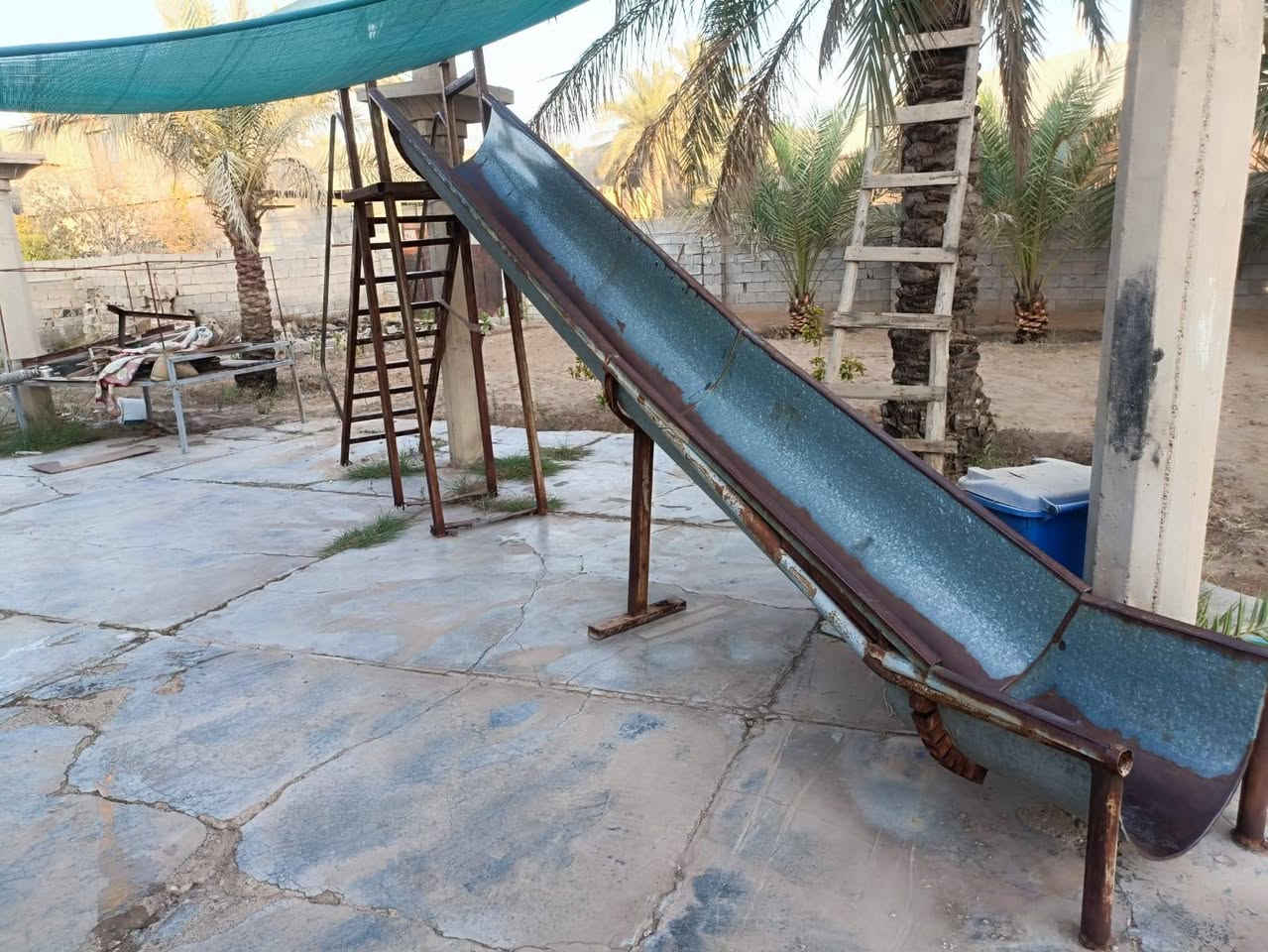 مزلحيكانه للبيع السعر 200 الف وبيه مجال المكان ديالى..
للأستفسار: ***********
