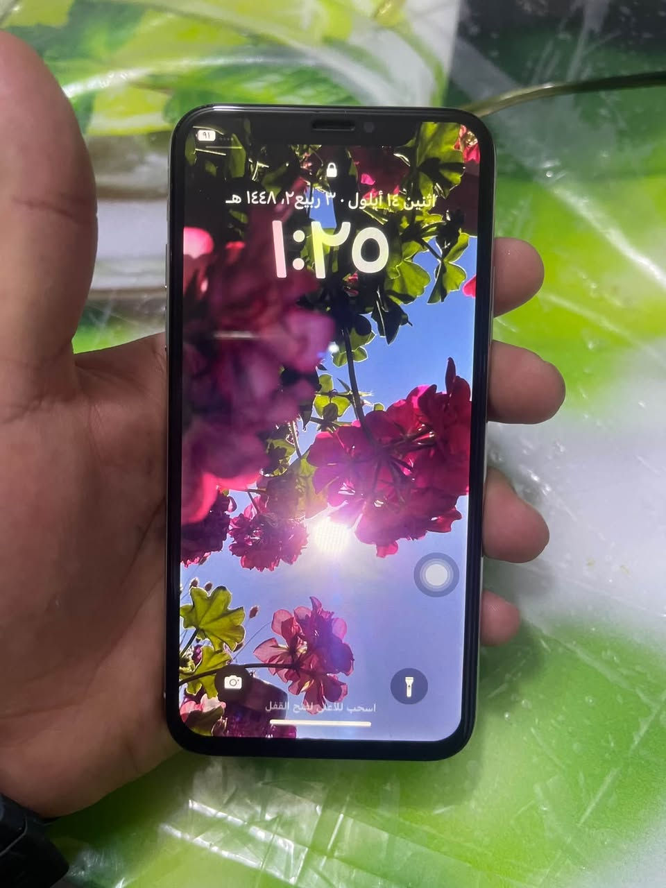 سلام عليكم ايفون اكس للبيع
ذاكره 64 

بطاريه 100 مبدله اصليه 

مبدل شاشه اصليه 

جهاز نضيف جديد 

***********

نص مكتوب في الصور:
- ١:٢٥
- البطارية
- حالة البطارية والشحن
- كما هو الحال مع البطاريات القابلة لإعادة الشحن، بطارية الهاتف قابلة للاستهلاك وتصبح أقل فاعلية مع الوقت. معرفة المزيد...
- الحد الأقصى للقدرة
- ١٠٠٪
- هذا قياس لقدرة البطارية مقارنة بقدرتها عندما كانت جديدة. قد تتسبب القدرة المنخفضة بتقليل ساعات الاستخدام بين عملية الشحن والأخرى.
- أقصى قدرة للأداء
- تدعم بطاريتك حاليا الأداء الطبيعي وقت الذروة.
- شحن البطارية المحسن
- للحد من استنزاف عمر البطارية، يتعلم الـ iPhone من عادات الشحن اليومية، بحيث ينتظر ولا يتجاوز ٨٠٪ حتى يحين موعد حاجتك إلى استخدامه.