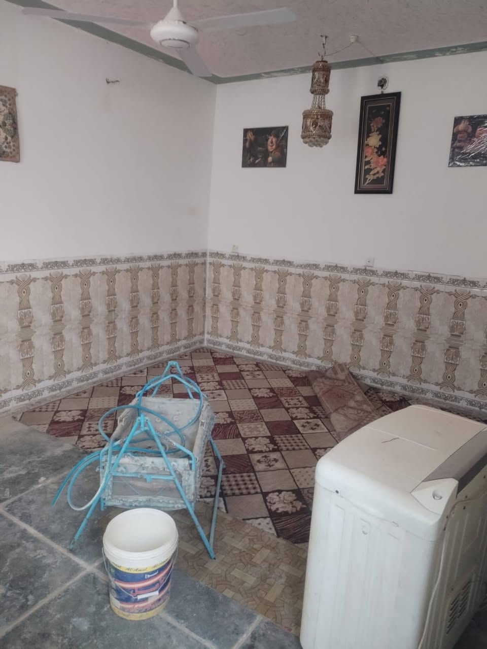 السلام عليكم بيت زراعي عبر صيطرة نسيج  ورة محلات علي عنجور  مسافة عن شارع ٢٠٠ متر مساحة البيت ١٠٠ متر مربع يتكون من غرفتين وصاله مطبخ حمامات دوج الرقم البيت***********
