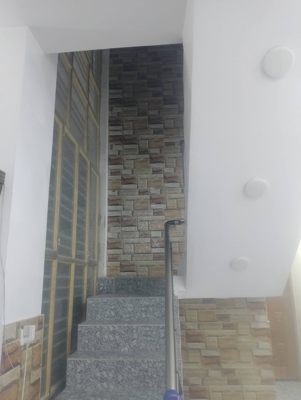 للبيع دار طابو زراعي25 بيت الطيب 
100متر 5×20 طابق واحد استقبال ممر صاله ومطبخ مشترك صحيات غرفة نوم 
الطابق العلوي بيتونة وحمام
الزعفرانية حي الزهور زراعي بيت الطيب 
الفرع الاخير خدمات ماء مجاري رصيف جاري العمل بالتبليط
للأستفسار اكثر الاتصال على الرقم التالي ***********
***********
