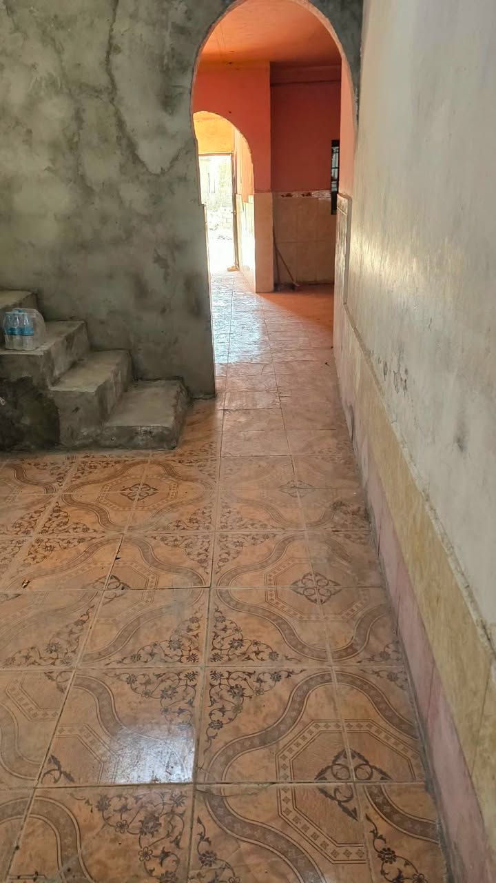 دارسكن وقف سني مسجل اصولي المساحة 200م العنوان بصره أبي الخصيب العوجه شارع الصوالح بيت فارق اتكاتب وستالم مفتاح 🔑 يتكون من غرفتين ودواني وصاله ومطبخ كراج صحيات خارج وداخل السكف اعكاده سعره 45مليون وبيه مجال الاستفسار اتصل ***********
