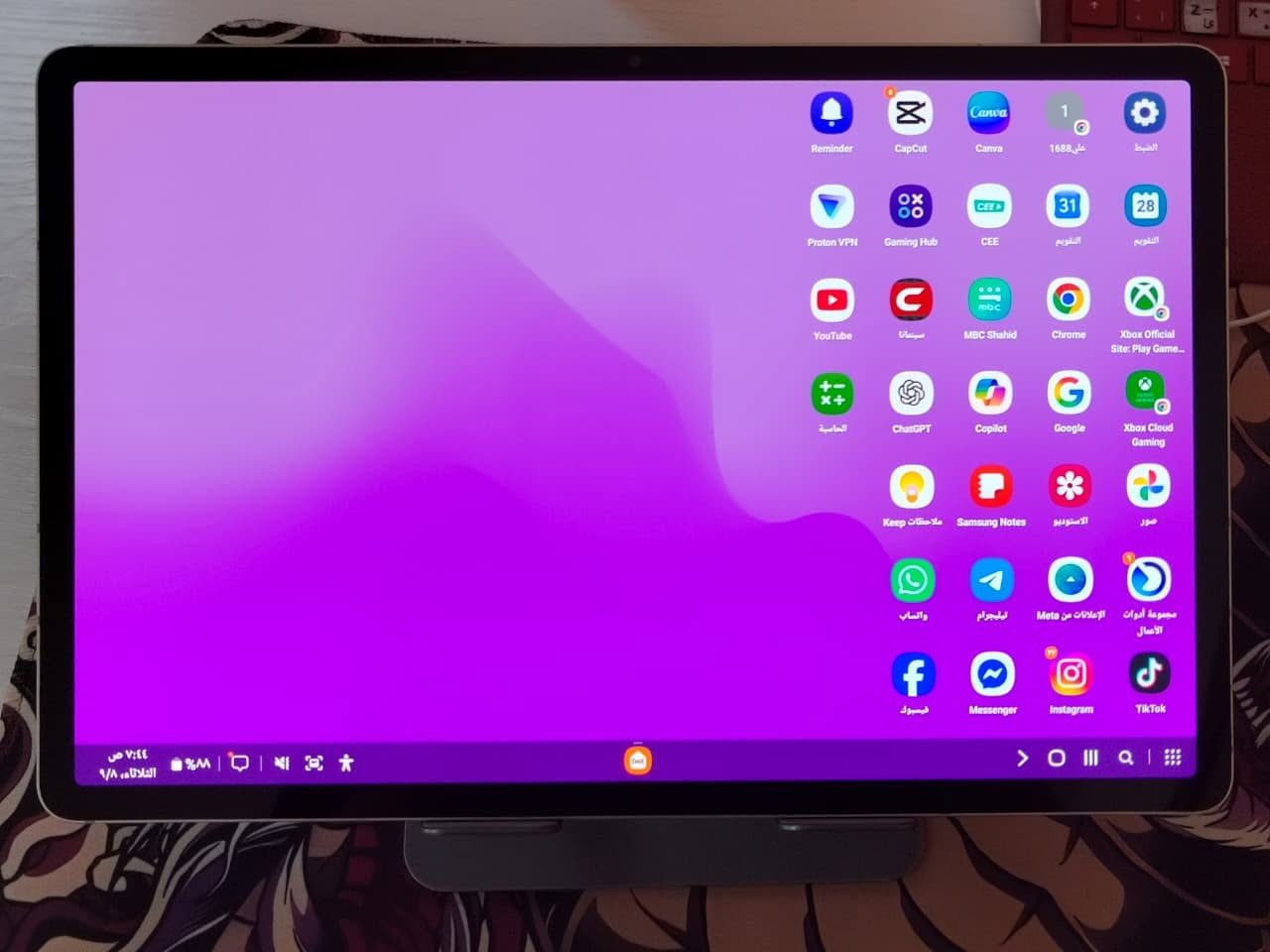 اسلام عليكم تابلت سامسونك 7 بلاس 

Samsung Galaxy Tab S7+ 📱
• شاشة 12.4" Super AMOLED – 120Hz
• معالج Snapdragon 865+
• RAM 8GB
• ذاكرة 256GB
• Wi-Fi
• بطارية 10,090mAh
• يدعم S Pen
• 4 سماعات AKG
• الموديل SM-T970 

باختصار، Samsung Tab S7+ استخدامه لـ:
📚 دراسة وقراءة
💼 عمل ومتابعة التجارة
🎬 أفلام ويوتيوب
🎮 ألعاب
✏️ كتابة ورسم بالقلم
🖥️ ممكن تستخدمه كشاشة عمل مع Samsung DeX
يعني جهاز متعدد الاستخدامات وقوي، مو بس للمشاهدة.

سعرة 450 الف      
مستعمل نضافته 100% 
بكاني بغداد الحرية 

***********
