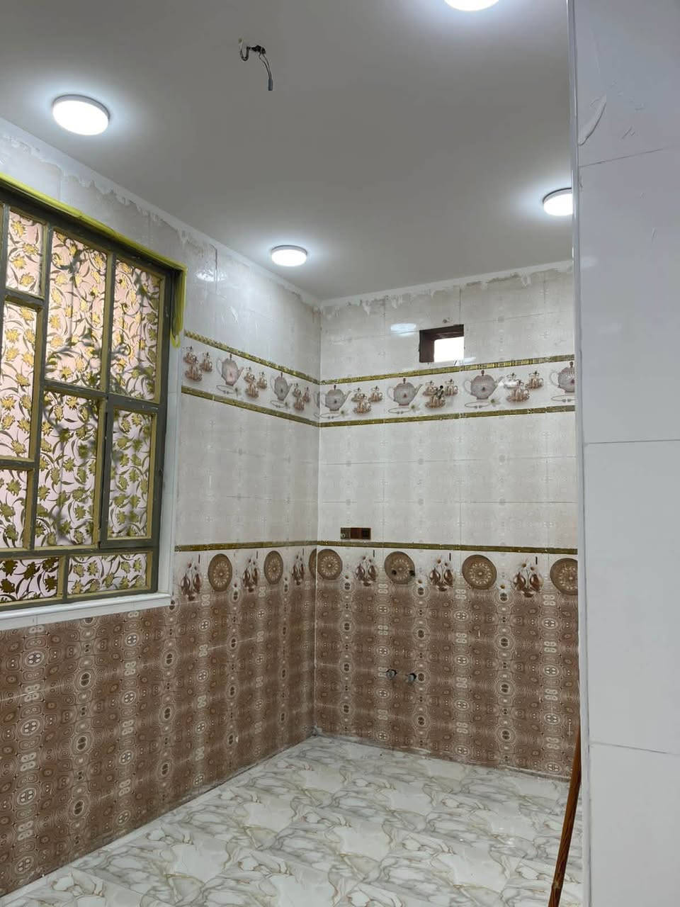 السلام عليكم بيت للبيع 100 متر ركن على ساحه في منطقه الموحيه نقطه داله دار المسنين غرفه ومطبخ وصحيات خارجيه وداخليه وهول وستقبال ومنور ودرج وبيتونه وستاره عاليه
ابو علي للعقار ***********
