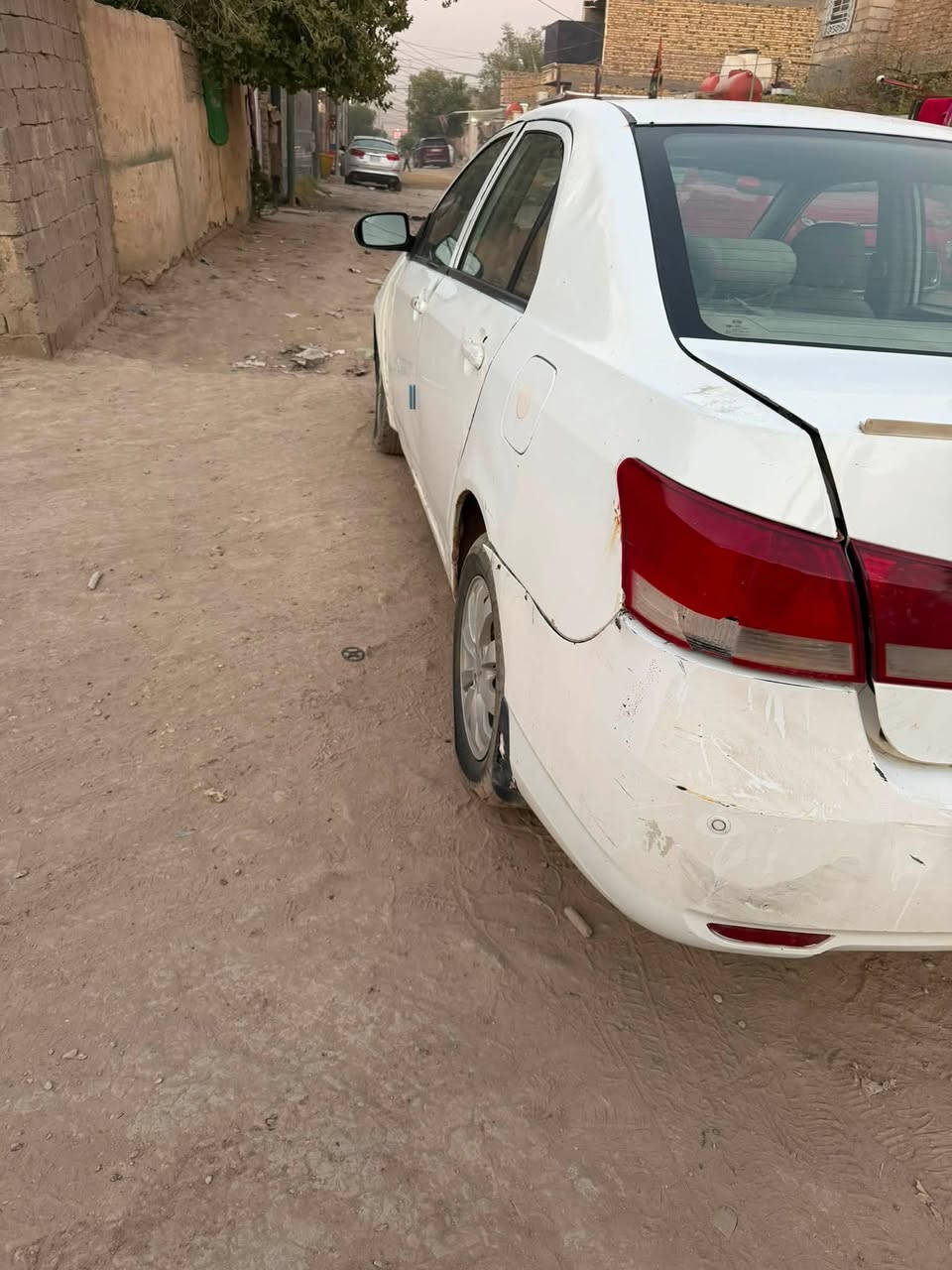 السلام عليكم سيارة بي واي دي موديل ٢٠١٣ السيارة بيها طخطخات بسيطه بيها وكاله رقم بابل الماني مكان السيارة بابل شارع ٨٠  هاتف ***********
