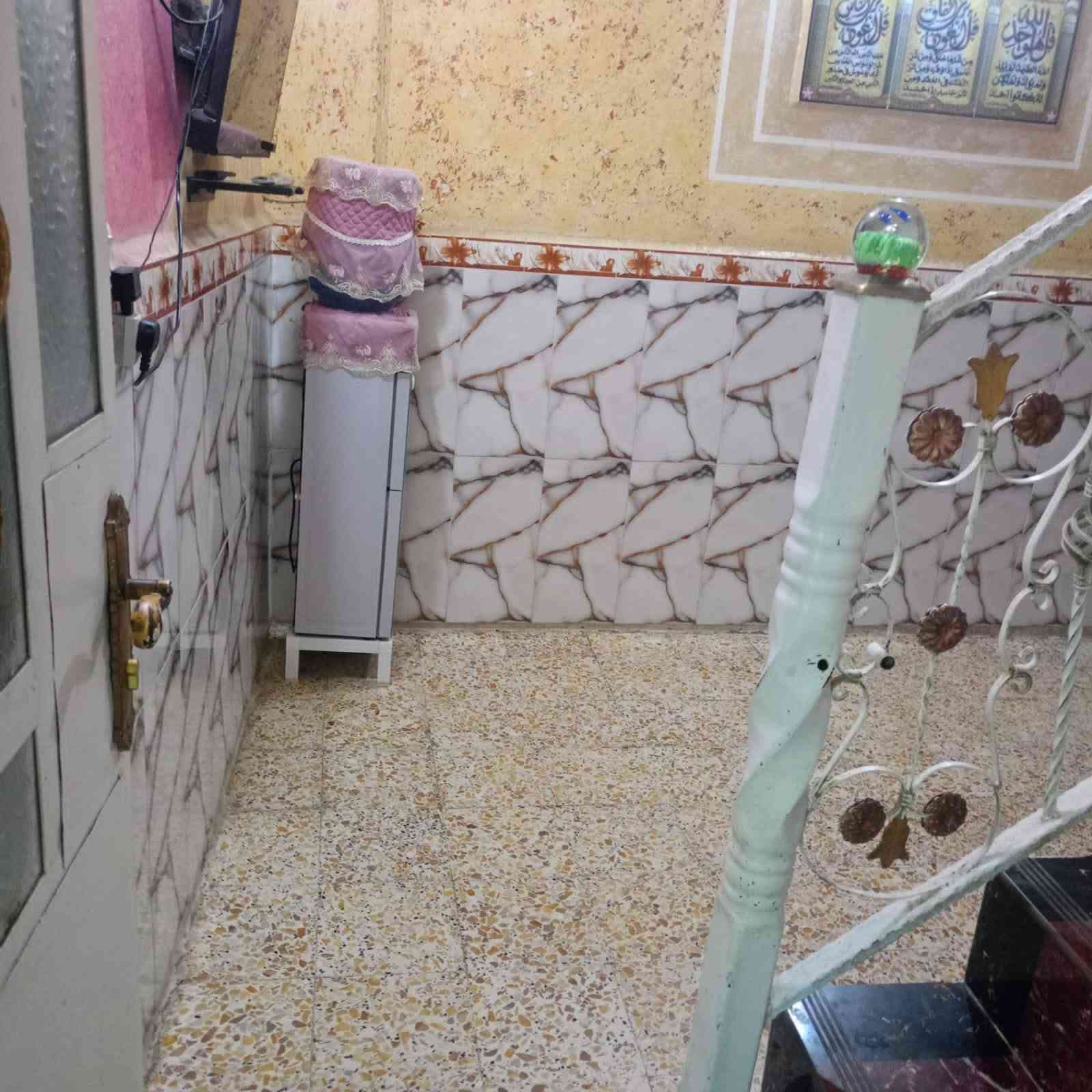 بيت للبيع مساحه 110متر  طابوه صرف  يحتوي على غرفه صاله هول مطبخ صحيات جوه فوك غرفه  بيتونه عنوان دور الري  قرب الرايه سعر 68وبي مجال  ***********
