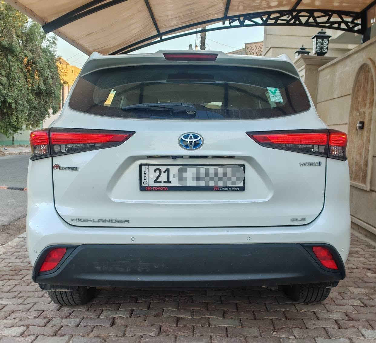 للبيع | Toyota Highlander Hybrid GLE 2023 🚘
إذا كنت تبحث عن سيارة عائلية اقتصادية، اعتمادية، وبضمان الوكالة، فهذه فرصة مميزة.
المواصفات الأساسية:✅ موديل: 2023
✅ الفئة: GLE Hybrid
✅ وارد عراقي – ضمان وكالة جيهان
✅ ضمان بطاريات الهايبرد لمدة 8 سنوات
✅ صناعة أمريكية حسب المواصفة العراقية
✅ عدد المقاعد: 7 مقاعد (3 صفوف)
✅ الممشى: 40 ألف كم (قابل للزيادة لكون السيارة مستخدمة)
✅ لون ابيض
الحالة:
بحالة الوكالة واستخدام بيت فقط.
نظيفة جداً وجاهزة للاستخدام دون أي مصاريف.
المحرك والأداء:
محرك بنزين 2500 سي سي مع محرك اضافي تعزيزي هايبرد.
اقتصادية جداً في استهلاك الوقود.
نظام دفع رباعي (AWD) مع أنظمة تحكم بالثبات والقيادة مختلفة لوضعيات الطرق.
أبرز التجهيزات:
• رادار أمامي وخلفي.
• فتحة سقف سلايد.
• فتح الأبواب باللمس.
• باب صندوق كهربائي.
• بردات ابواب خلفية بلادي.
• مرايا جانبية كهرباء.
• عداد ديجيتال الكتروني.
• مفتاحان أصليان (بصمتان من الشركة).
• شاشة تدعم Apple CarPlay & Android Auto.
• مقعد السائق كهربائي.
• مقاعد قماش.
• إضاءة LED مع زينون.
• تكييف أوتوماتيكي ثنائي المناطق (منفصل للسائق والراكب) اضافة لقطعتي تبريد منفصل خلفي وامامي.
• فتحات تبريد للمقاعد الخلفية.
• جنوط نيكل ثنائية اللون قياس 18 إنج مع السبير الأصلي (عدد 5).
• إطارات قياس 18 المخصصة لفئة الـSUV.
• ومواصفات إضافية عديدة.
الملاحظات:يوجد خدشان بسيطان ناتجان عن باب المنزل، مع طخة بسيطة جداً في البونيد، ولا تؤثر على السيارة إطلاقاً ولا تحتاج أي مصروف. 
السعر:
💰 369$ قفل قفل.
معلومات التسجيل:
📄 رقم السليمانية باسمي – تحويل خلال يوم واحد.
للاستفسار أو المعاينة يرجى الاتصال او مراسلة واتساب.
*********** تكريت, صلاح الدين
