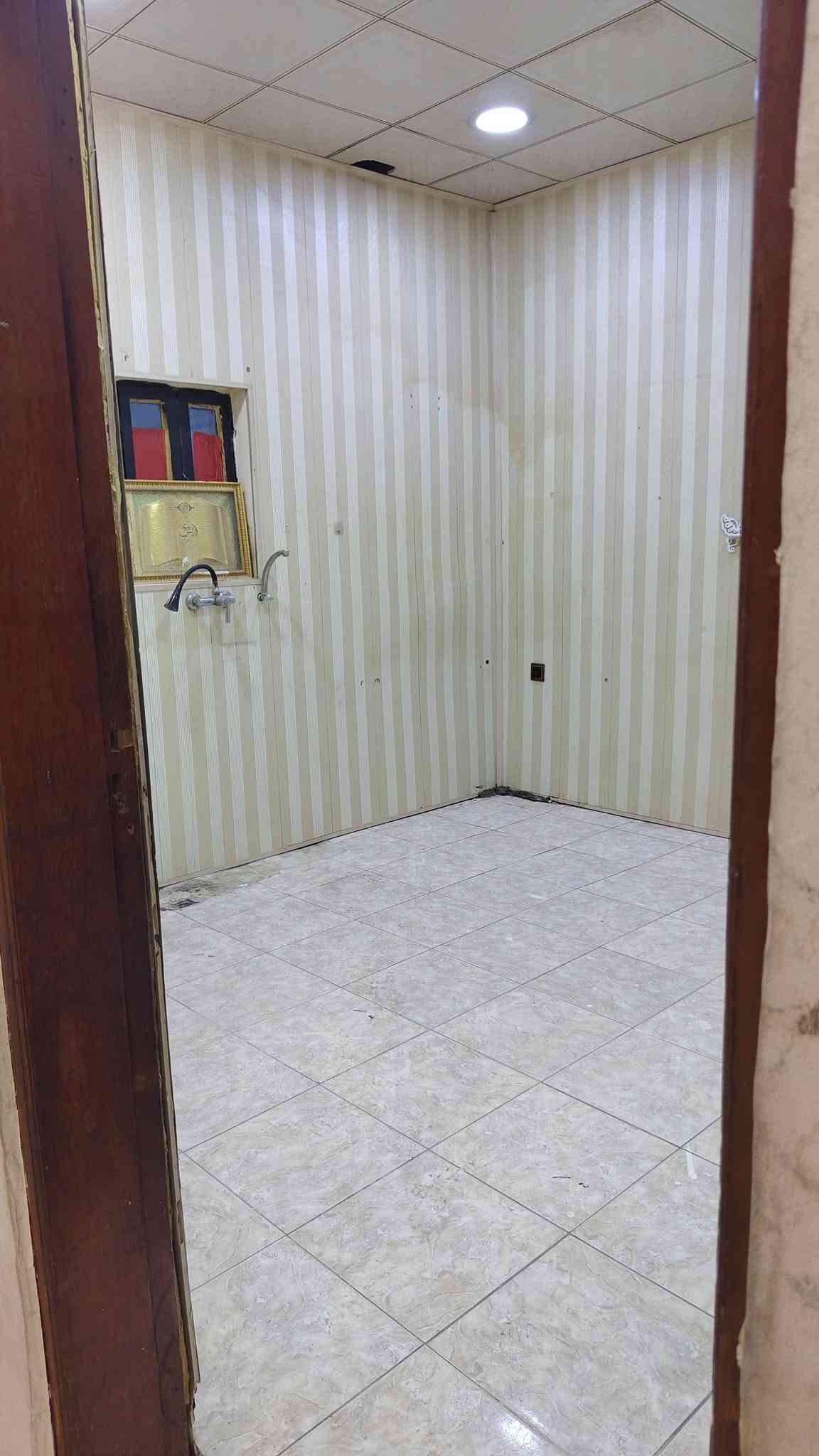 بيت للايجار القبله حي الجامعه  طابقين بصف ركن قريب من الاربع سايدات  ليفصلن بين حي الجامعه  وحي المهندسين ٤ غرف نوم استقبال مطبخ كراج لسياره مخزن خلف لبيت ايجار مليون قفل

***********
