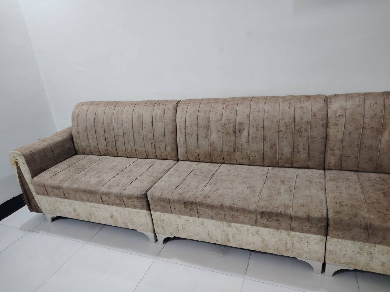 السلام عليكم طخم مستعمل اخو الجديد ما بي اي عيب شرط وخشب عراقي ثقيل. شغل درجة اولى ١١ متر السعر ٤٠٠ الف للاتصال ***********. واتساب بي
