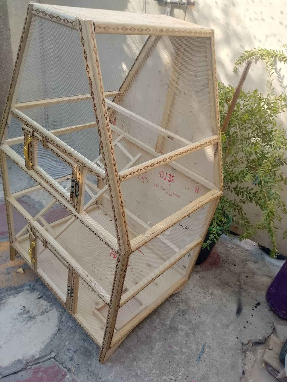 السلام عليكم قفص البيع السعر 45 طول 120 وجهه 80 نزال 60 وشتغل جميع الخانات والقفاص حسب الطلب لاستفسار وتساب ***********
