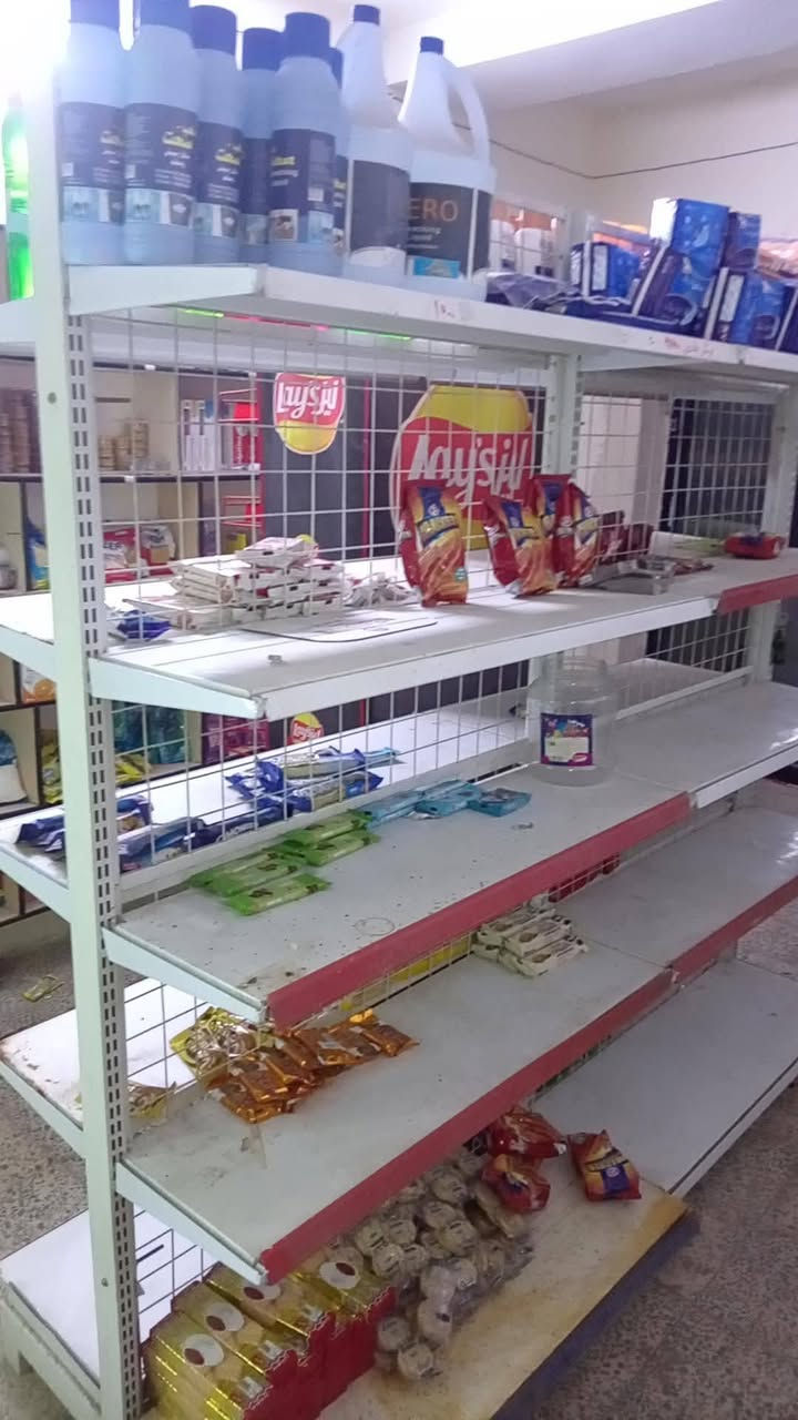 يا الله إسلام عليكم عارضات عامودي مستخدم نضيف شرط النضافه وشغل ورفوف وسلات مال جبس وكلشي واضح بلمنشور  وحته مواد موجوده سعر خاص وبيهن مجال للطيبين العنوان بغداد الجديده رقم*********** متواجد خاص
