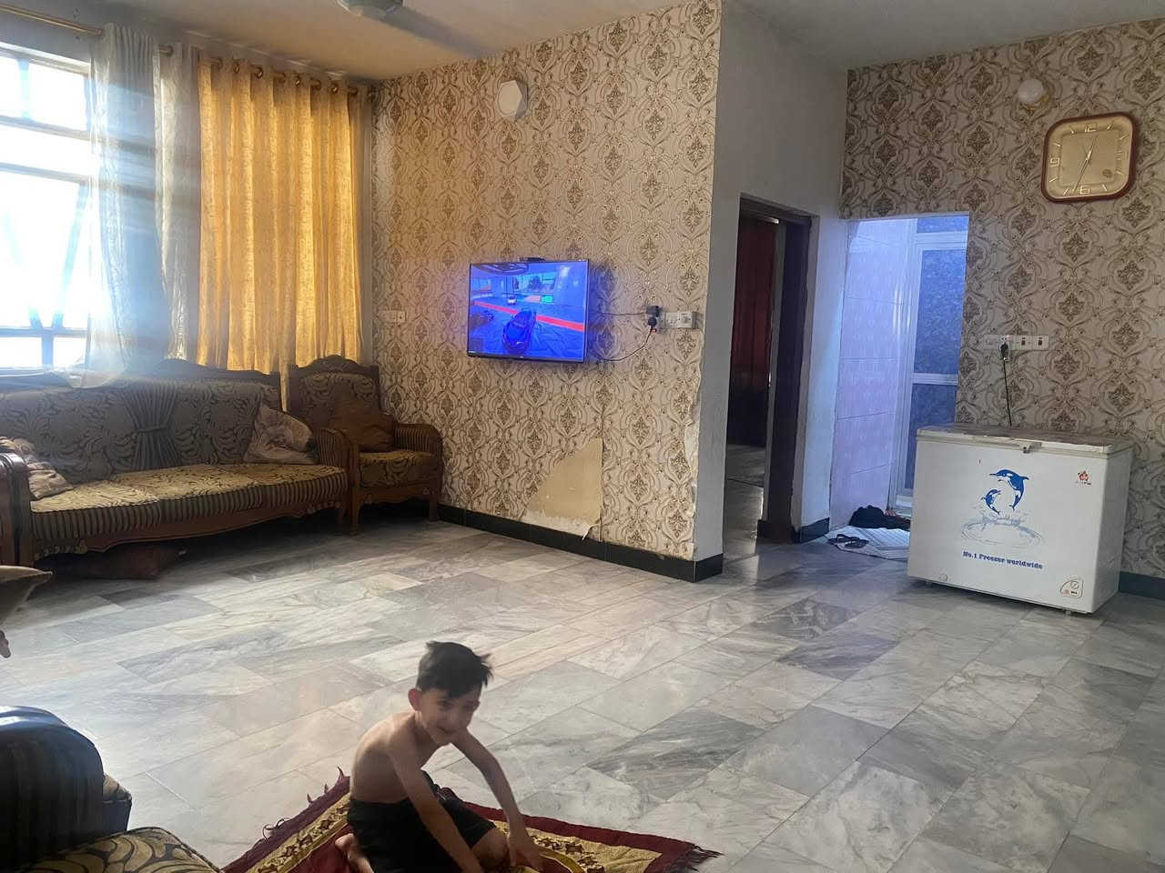 السلام عليكم بيت للبيع 250متر واجها 12ونص نزال 20يحتوي على ٤غرف نوم وصاله مطبخ استقبال وثنين منور العنوان زعفرانيه شارع الكهرباء قرب ساحه باسم سكران مقابيل الامن الوطني البيت طابو صرف للستفسار***********السعر اتصل او خاص
