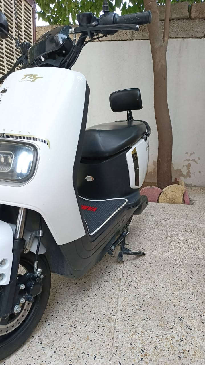 السلام عليكم للبيع دراجة شحن
دراجة 5 باتري 60v 20A 
دراجة ما متعوبة ونظيفة
تايراتها جديدة 
سرعتها 60 km  
بطاريات جيدة جدا وتقطع مسافة طويلة 
كل كهربائياتها شغالة 
لايت عالي ناصي شغال ومتغير 3 الوان وقوي +فلشر  
سعرها 500 الف وبيها مجال
***********
