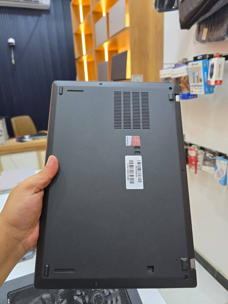 لابتوب Lenovo ThinkPad X13 Gen 1 جيل عاشر  ب340
🧠 المعالج: Intel Core i5-10210U
⚡ الجيل: العاشر ب340 فقططط
🔥 الأنوية: 4 أنوية / 8 Threads
🚀 التردد: 1.60GHz ويصل إلى 4.20GHz
💾 الرام: 8GB DDR4 2666MHz
💽 التخزين: 256GB SSD NVMe
🎮 كرت الشاشة: Intel UHD Graphics مدمج
🖥️ الشاشة: 13.3 إنچ FHD 1920×1080 IPS
🔌 المنافذ: USB 3.2 + USB-C + Thunderbolt 3 + HDMI
📶 Wi-Fi 6 + Bluetooth
🔋 البطارية: 48Wh
⚖️ الوزن: تقريباً 1.29 كغم
🪟 النظام بالصورة: Windows 11 Pro 64-bit
واتساب فقط 7844515426
اتصال فقط‏‪***********‬‏
تلي كرام hw2lc
