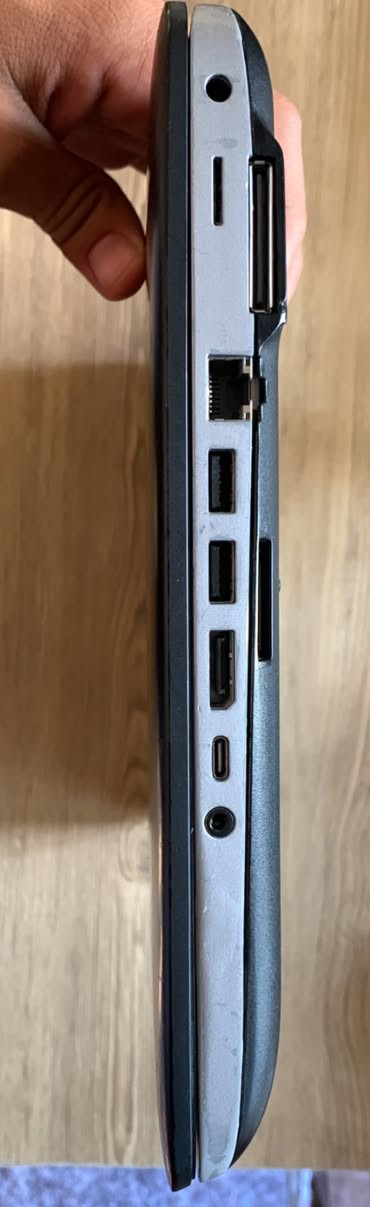 لابتوب hp للبيع مواصفاته ذني شغال ومابي اي شي فقط مستبدله منفذ شحن للامانة 
***********
السعر ٢٢٠ الف 
مكاني الغدير 
 (HP ProBook 650 G2):
 Intel Core i5-6300U (الجيل السادس)

 8GB

التخزين: SSD  بسعة 512GB (Lexar SSD) 

كارت الشاشة: مزدوج (Intel HD Graphics 520 + كارت منفصل AMD Radeon R7 M365X بسعة 2GB) 

الشاشة: 15.6 بوصة
