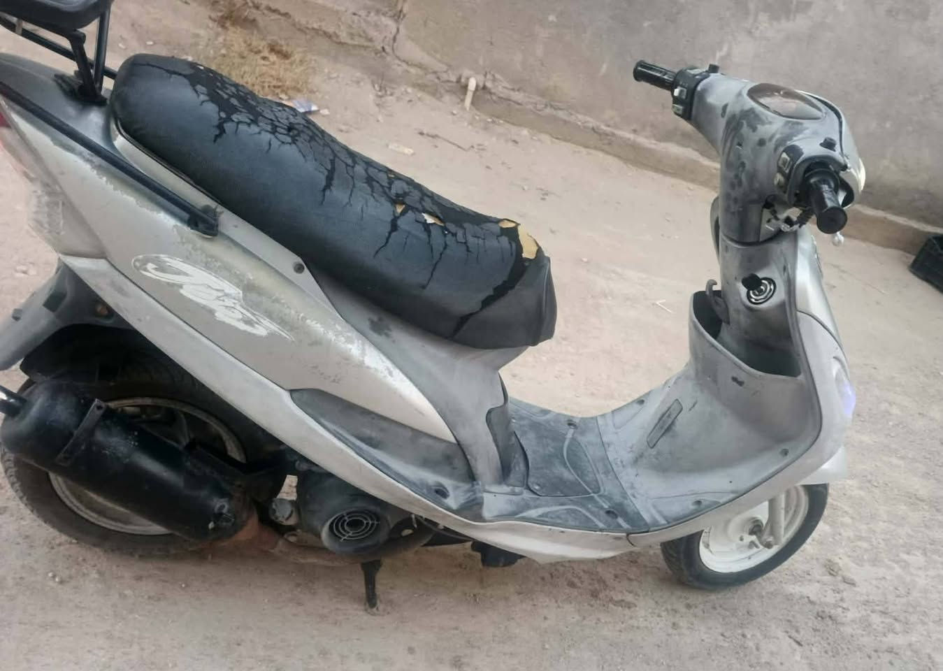 سلام  عليكم شباب دراجه للبيع كامل كل نقص ما بيهه كله شغال كفرات اصليه دراجه حلو مرتبه السعر ٣٨٠ بيهه مجال مكان حله  وهاذه رقمي ***********
