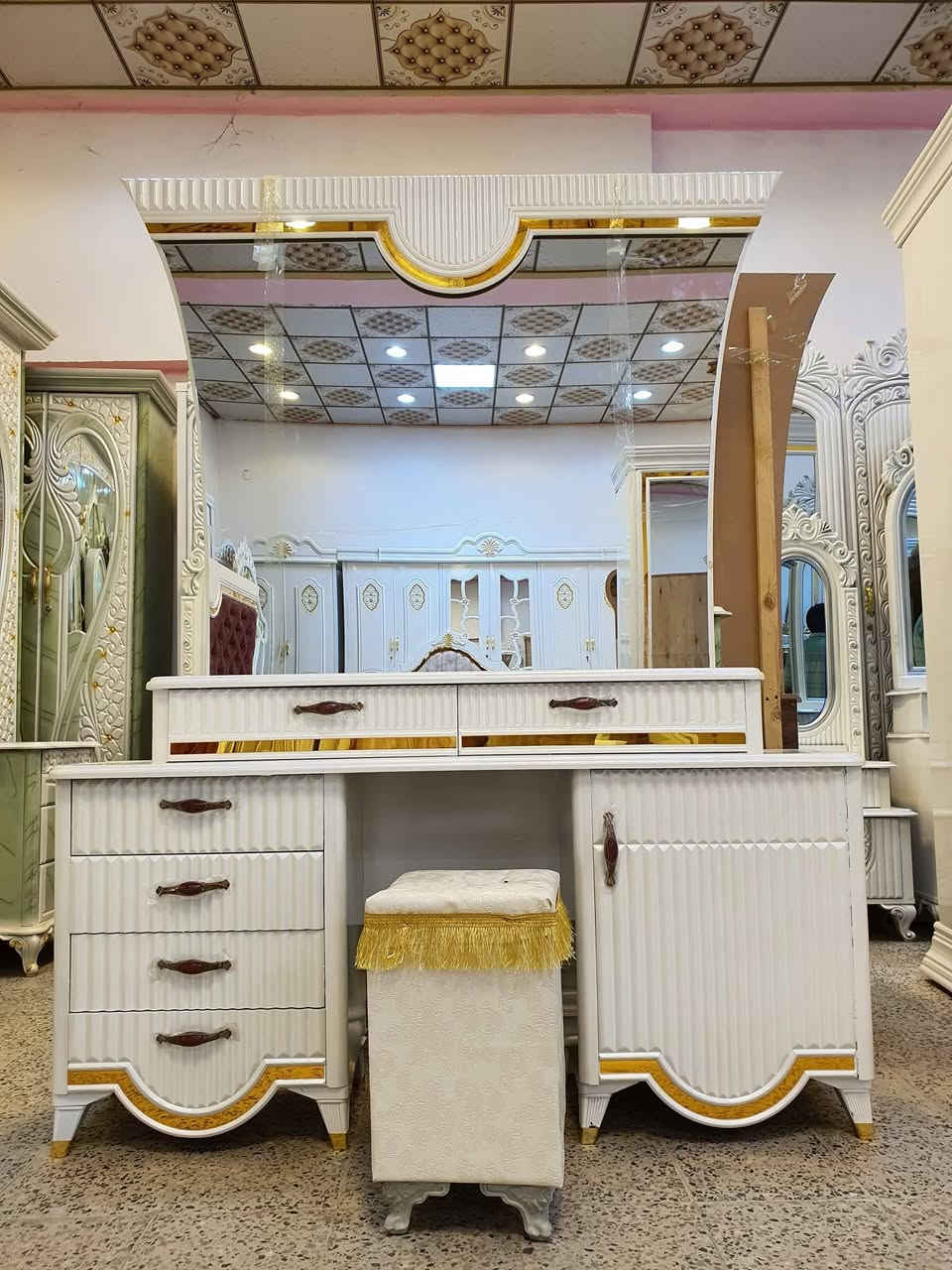 السلام عليكم غرفه اللبيع تصميم تركي النجاره عراقيه اخذتها ب3 مليون وميه واريد بيعها بمليونين العنوان بابل لمسيب صار تسع اشهر ع شرائها االاتصال ع رقم ***********لا يوجد وتساب

