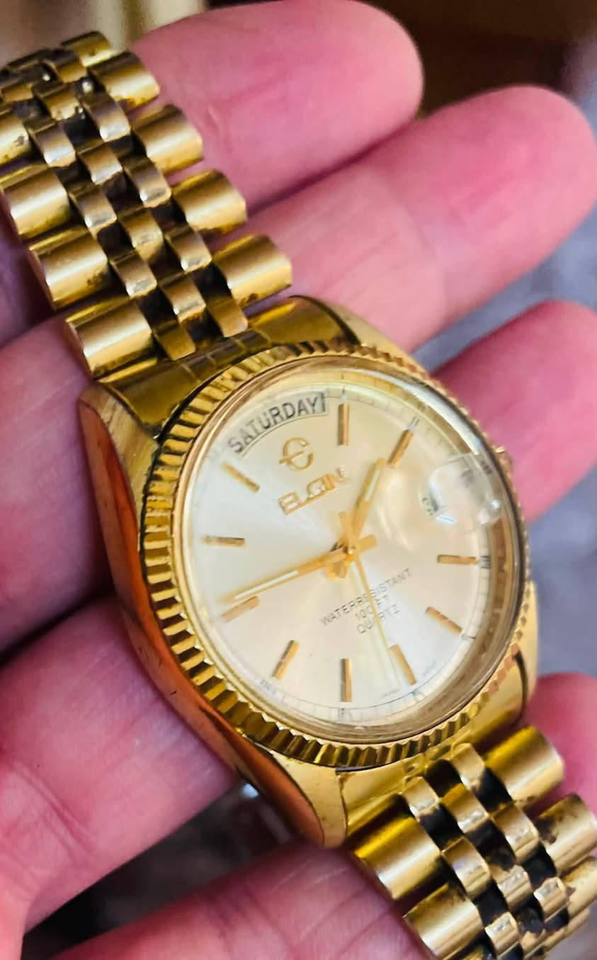 ساعة ألجن(ELGin) ياباني اصلي انتاج عام 1995 كوارتز (بطاريه) القطر 36 ملم 
الهيكل مصنوع من الفولاذ المقاوم للصدأ 
طلاء ذهبي بالكامل ثابت
منفذ التاريخ اليومي عند الرقم 3 
ومنفذ لايام الأسبوع عند الرقم 12
أميال وفواصل (لامينوس)
التصميم مستوحى من ساعة رولكس 
مقاومة للماء حتى عمق 100 متر
نظافة الساعه ممتازه
وقت مضبوط جداً جداااااً
السعر 75 ألف 
للمهتم خاص ***********
المكان كركوك يوجد توصيل
