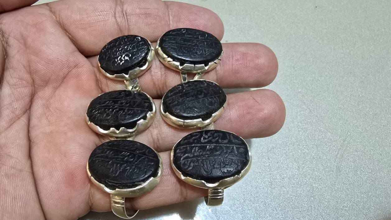 عقيق يماني اصفر سعر ٣٥ 
عباس اباد سعر ٣٥ 
عقيق يماني احمر ٤٥ 
التواصل حجي فاضل النصاري  موجود حاليا بالرفاعي كمية قليلة ***********
صياغة يدوية صياغة النجف الاشرف فضة ٩٢٥ اسعار مناسبة.

