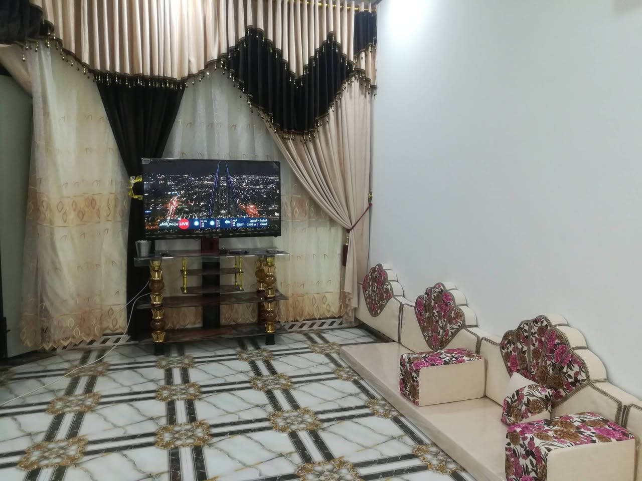 #بيت للبيع بسعر مناسب 
الموقع .... خلف حي المهندسين..... زراعي 
مساحة 500 متر ... غرفتين .... استقبال ... مطبخ ... صحيات خارجية ***********

