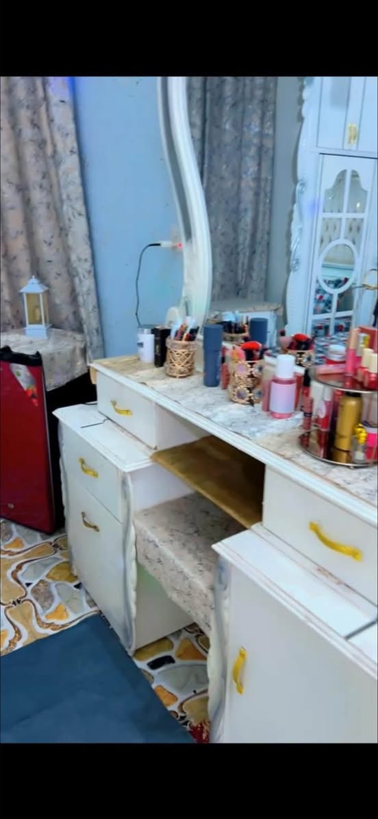 غرفة للبيع عراقي بس شكل تركي اخذتها مليوم وخمسمية ريدها بسبعمية مكاني بغداد الخطيب بعدهي جديدة رقم تواصل ***********

