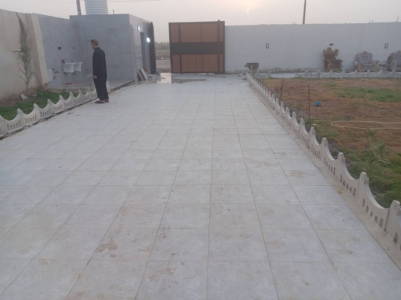 السلام عليكم للبيع /1000/الف متر طابو اسهم تحويل مباشر على طريق السفينه خلف ثانويت الواثق بيت بناء درجه اوله حالين فارغ بعدء مامسكون توء مخلص كله صب كونكريت على شارعين شوارعه 10نضاميه ***********
