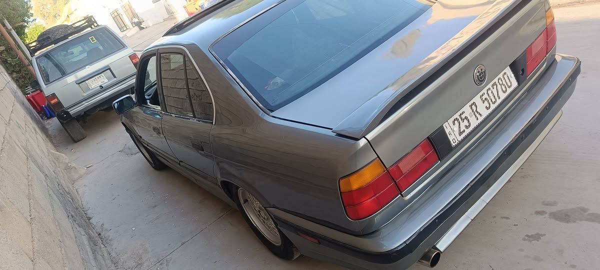 بي ام 520كير عادي سنوي جديد جام كهربائية سلايت كهربائية سياره بدون ضرب كير ومحرك شرط مقدمين على دفتر بنزين بسه باقي عل استلم سعر 38بي مجال *********** كركوك, العراق
