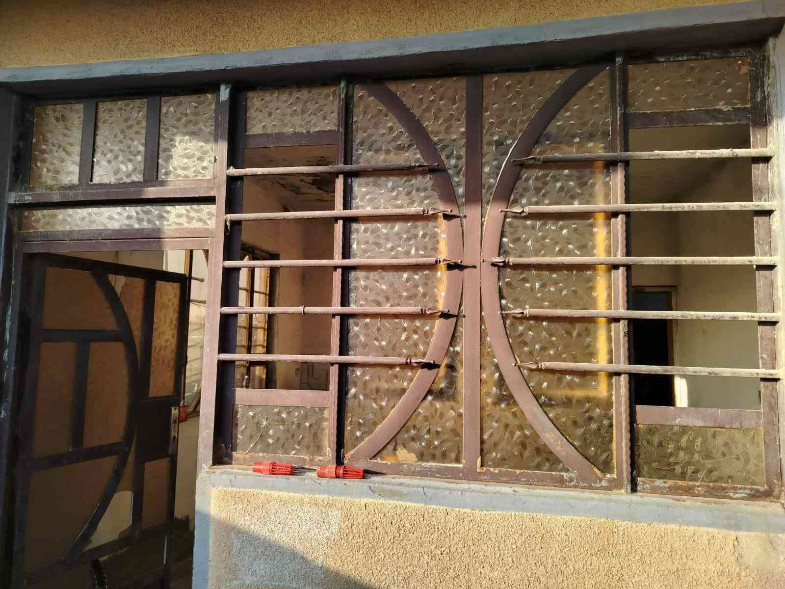السلام عليكم
اخوان عندي شبابيك وبوب
5 شبابيك نضيفات مثل ماموضح بالصور 
2 باب وشباج دمج 
2شباك بيتونة 
وباب ستقبال شوية تعبان البليت مالة
***********
