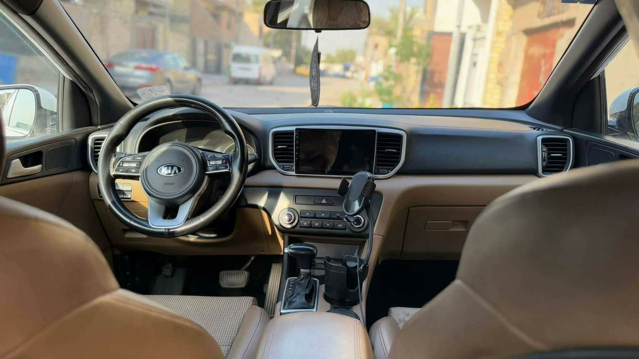 السلام عليكم 
سبورتج ٢٠ خليجي بيها بارد باب السايق وطخه اسفل قبق البانزين 
حساسات امامية خلفية 
كشنات جلد 
مري شفط 
السيارة ماشية ١٣٢ الف كيلو 
رقم بغداد مكاني بغداد الدورة 
السعر ١٧٢ وبيها مجال 

***********
