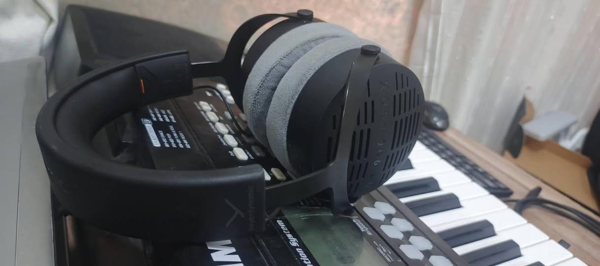 هيدفون DT 900 pro X الالماني الاصلي ماركة بيردايناميك
- من النوع المفتوح الجوانب open back
- مخصصة للمكس والماسترينغ الاحترافي 
- استخدام قليل منزلي فقط
- كامل محلقاتها موجودة مثل ما موضح بالصور
- سبب البيع: عندي مونيترات وما احتاج امكس بالهيدفون

السعر 325 الف
***********
