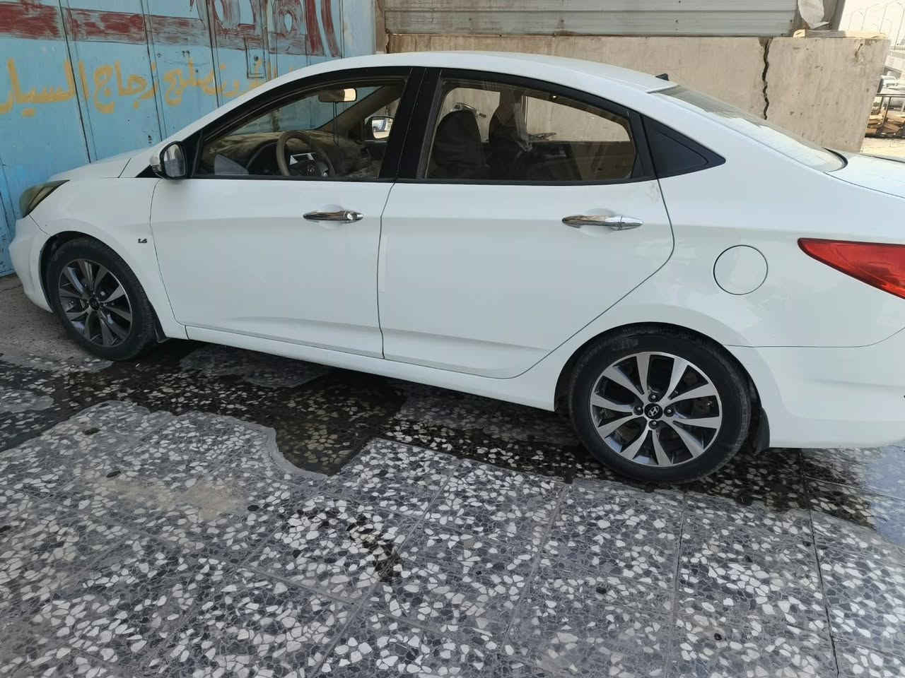 السلام عليكم 
اكسنت خليجي 2011 رقم بغداد  لون أبيض  
بنيد مصبوغ وجاملغ بارد 
شاشه تاب 
تبريد ثلج 
ويل كب 16
مرفق السونار قبل الصبغ 
العنوان الموال بجانب كنافه القدسي خدمات العالميه 
***********
مكلف بلنشر
