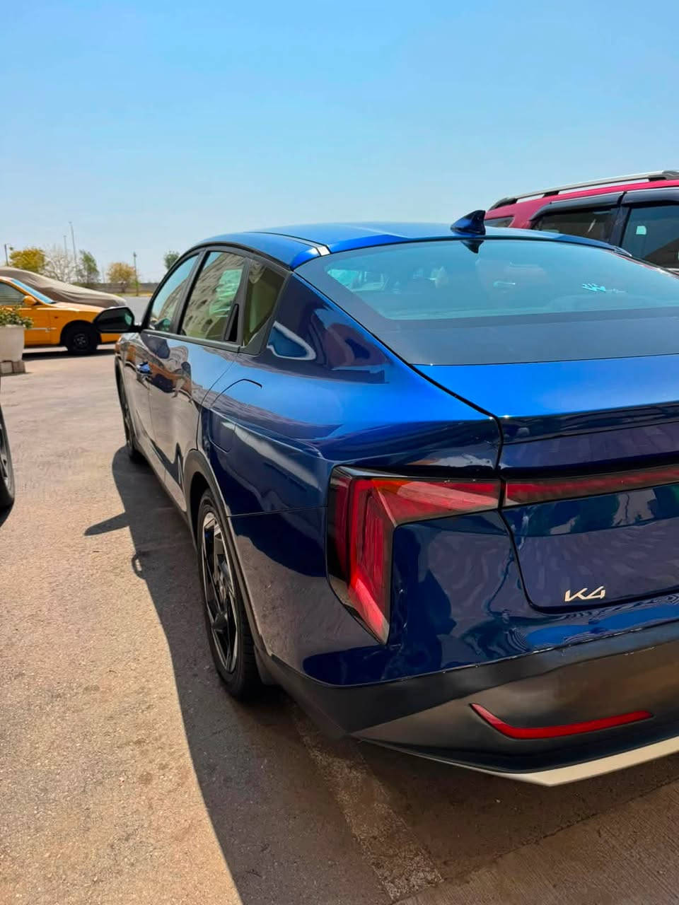 السلام عليكم KIA K4 EX حادث شبه كلين طخه بسيطه بالصندوك
المواصفات 
مكينه 2000 سمارت 
تبريد بالشاشه 
شاشه متصله 
لد امامي 
لد خلفي 
رادار امامي خلفي وجانبي 
قياده ذاتيه 
تحديد مسار 
هاند بريك دكمه 
اوتو هولد 
مساعد مسار 
بصمه ابواب 
بصمه تشغل 
ترحيب ابواب 
تشغيل عن بعد 
وبعد بيهة هواي مواصفات 
سياره نطيفه كلش 
سياره ماشايفه البانزين العادي كله محسن 
ماشيه 25 الف 
السعر 174 وبيهة مجال حك الجيه 
السياره بأسمي 
للاتصال ***********
